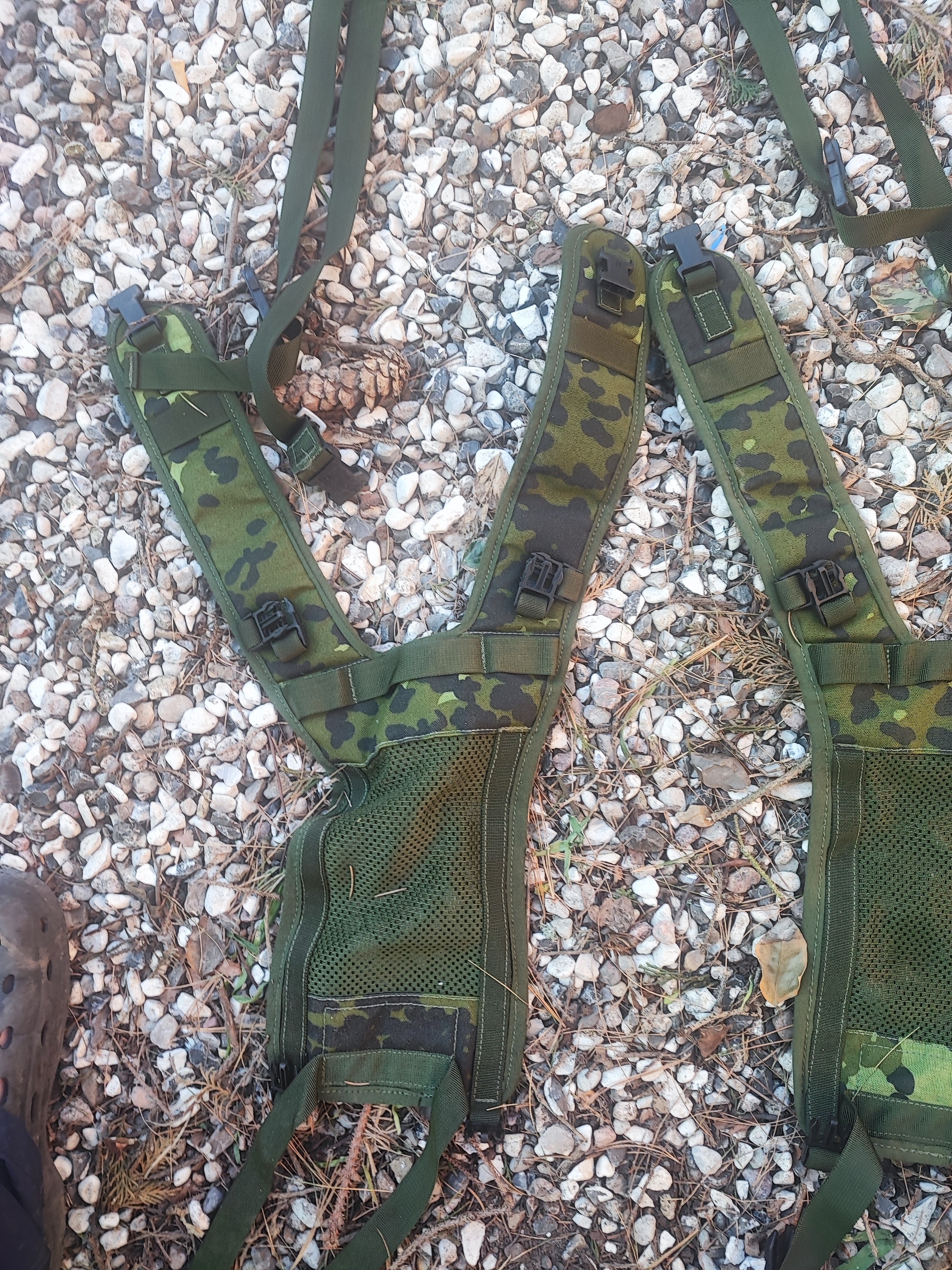 Bærestykke til sidelommerne fra m96 rygsækken