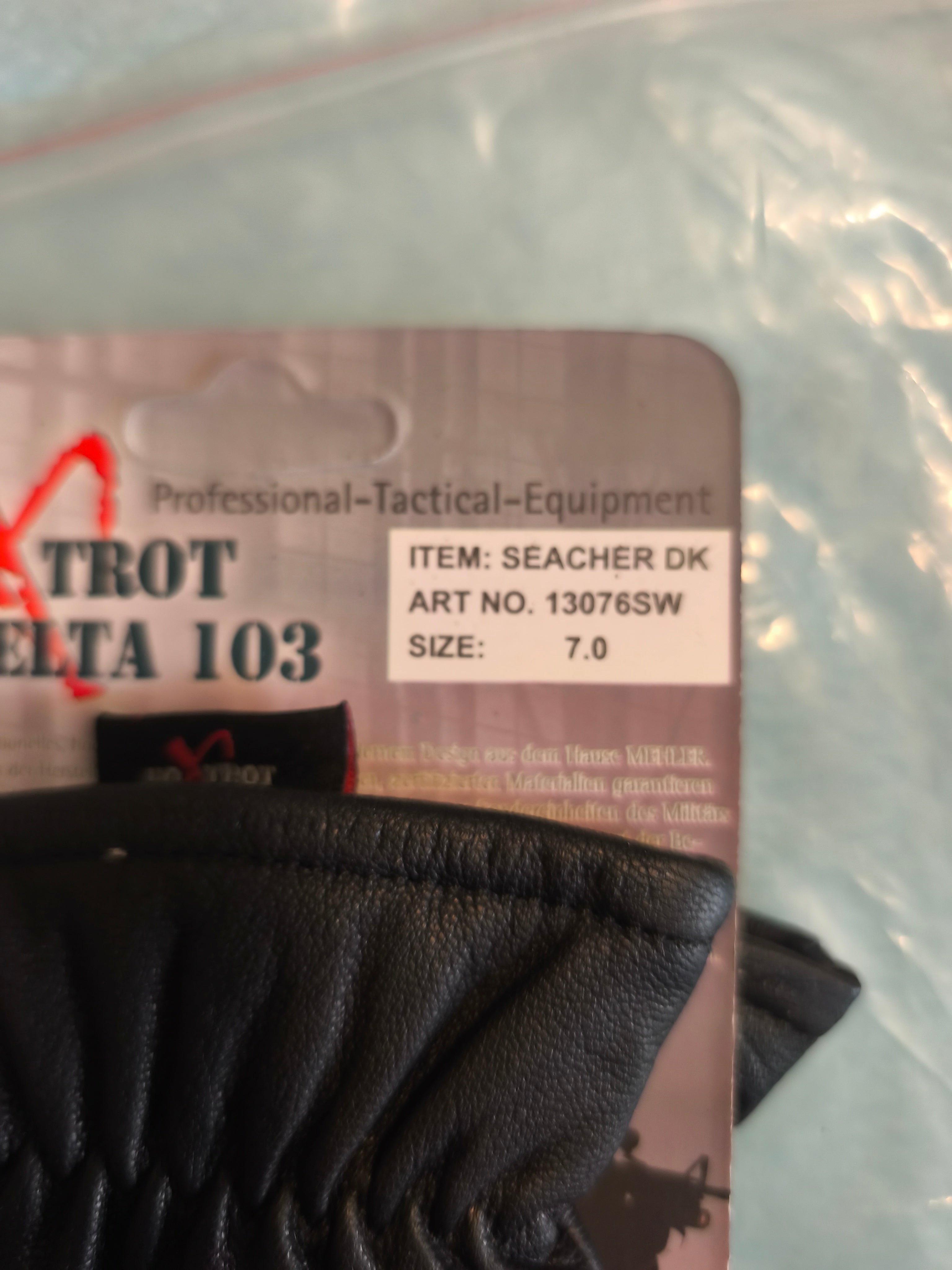 Foxtrot delta Searcher DK handske fra militærpolitiet